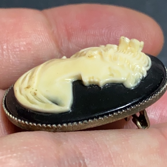 🖤C.60s💕 cameo brooch/pin - Picture 7 of 7